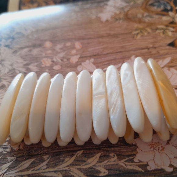 White Mother Of Pearl  Color Shell  Strestchy Bracelet - Picture 8 of 11